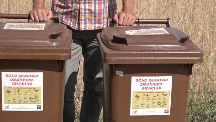 franco-con-cubos-de-basura-1.jpg